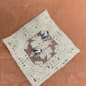 🔥⬇️‼️ Juicy couture heart earrings.